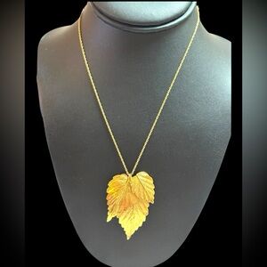 Vintage Trifari Gold Leaf Necklace. Beautiful gold tone leaf 16 inch